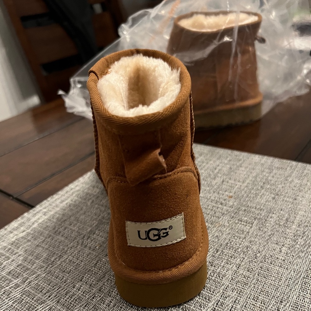 brand new mini uggs size 7